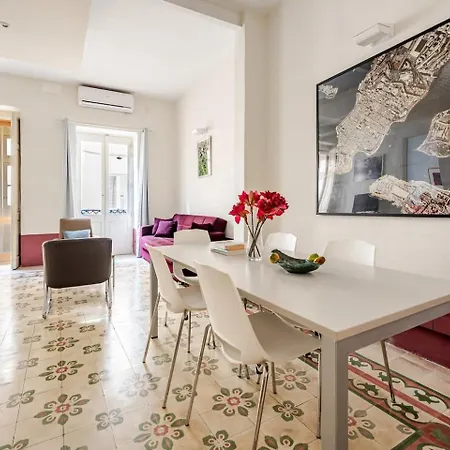Historic Centre 2br With Patio In By Mr Homes