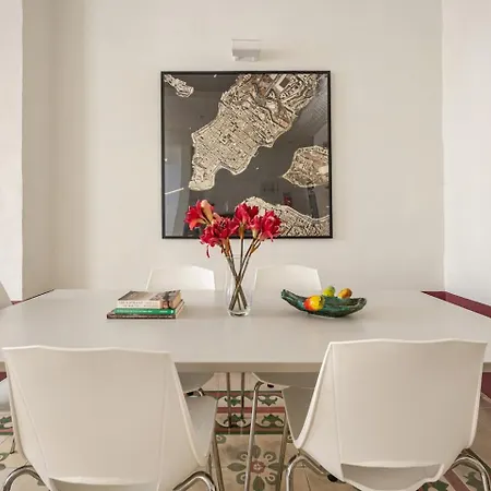 Historic Centre 2br With Patio In By Mr Homes