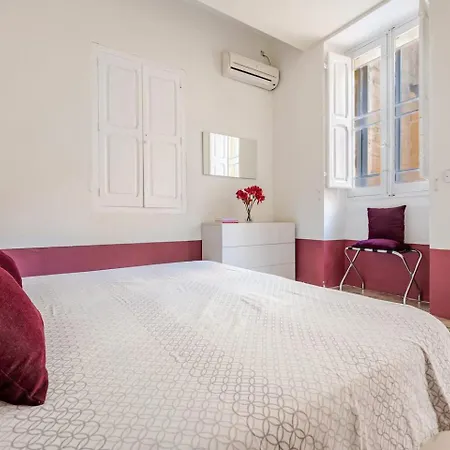 Historic Centre 2br With Patio In By Mr Homes