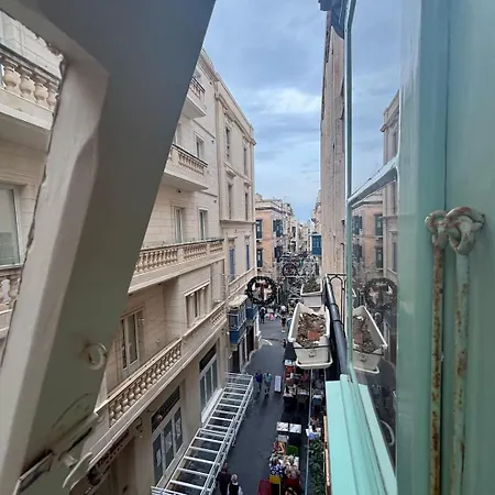 Daire Heart Of 2br With Patio *